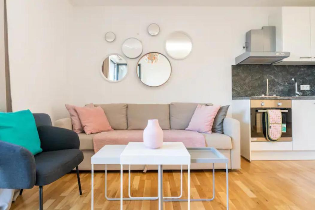 Near Lake Fully Furnished Beautiful Apartment Wina Bagian luar foto