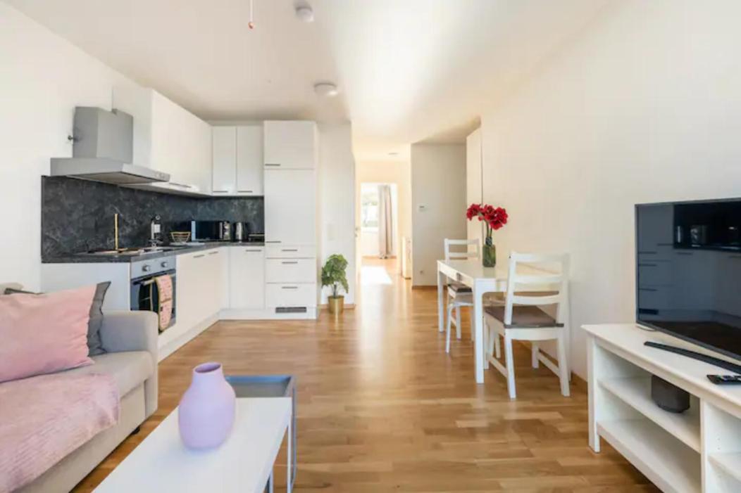 Near Lake Fully Furnished Beautiful Apartment Wina Bagian luar foto