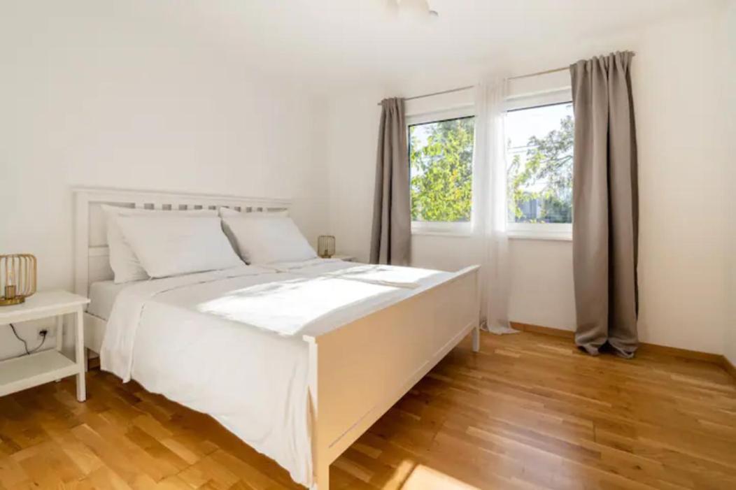 Near Lake Fully Furnished Beautiful Apartment Wina Bagian luar foto